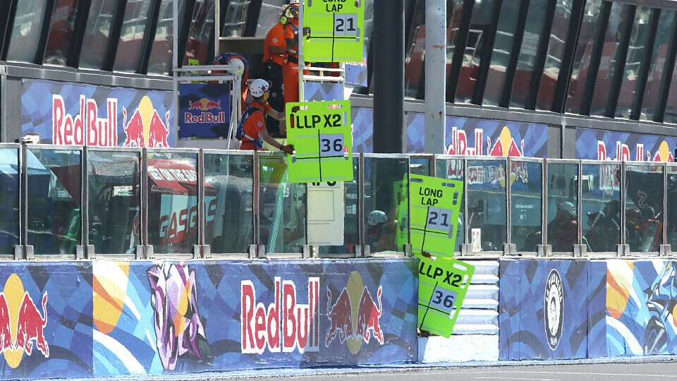 Les pénalités des pilotes sont affichées sur le mur des stands, Photo : LAT Images