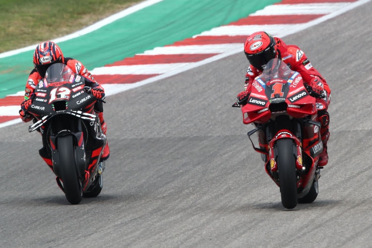 Le pilote d'usine Aprilia Maverick Viñales aux côtés du champion du monde Pecco Bagnaia (Ducati)