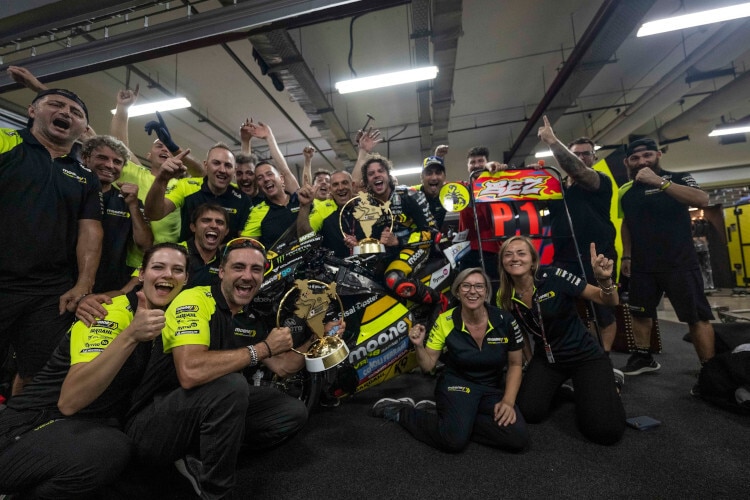 L'équipe Mooney VR46 en Inde a célébré la troisième victoire de Marco de la saison avec une telle exubérance